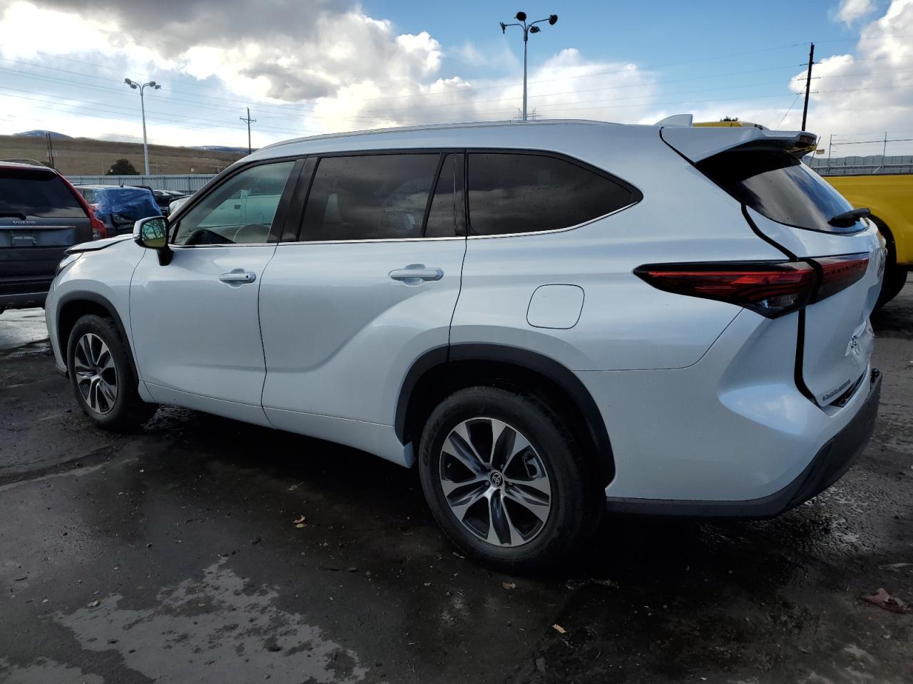 2022 TOYOTA HIGHLANDER XLE VIN:5TDGZRAH8NS553562