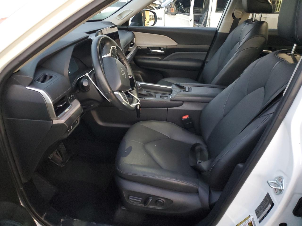 2024 TOYOTA GRAND HIGHLANDER XLE VIN:5TDAAAA59RS000526