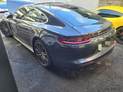 2017 Porsche Panamera VIN: