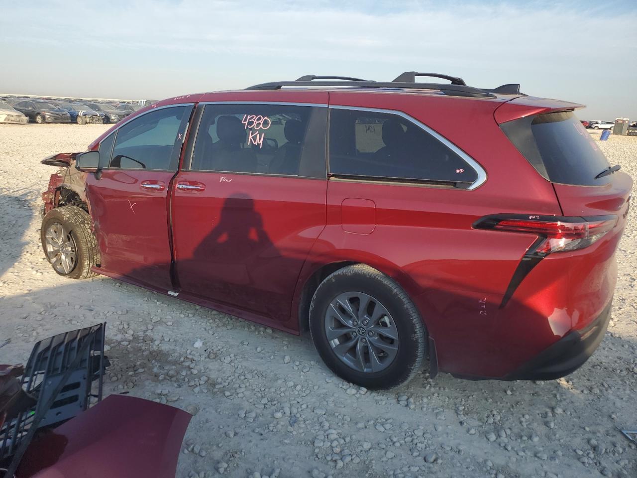 2022 TOYOTA SIENNA XLE VIN:5TDYRKEC8NS117563