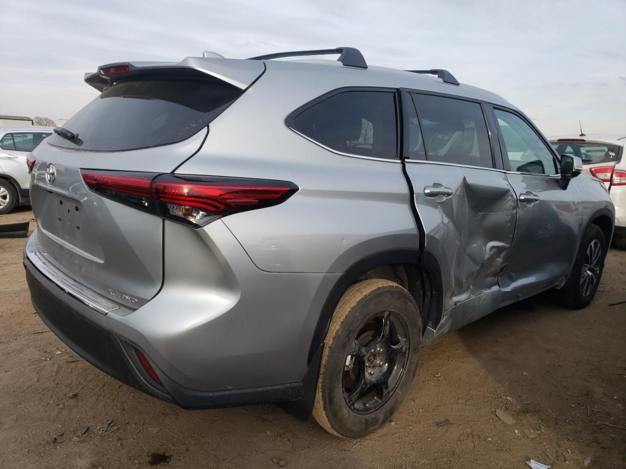 2022 TOYOTA HIGHLANDER XLE VIN:5TDHZRBH5NS581533