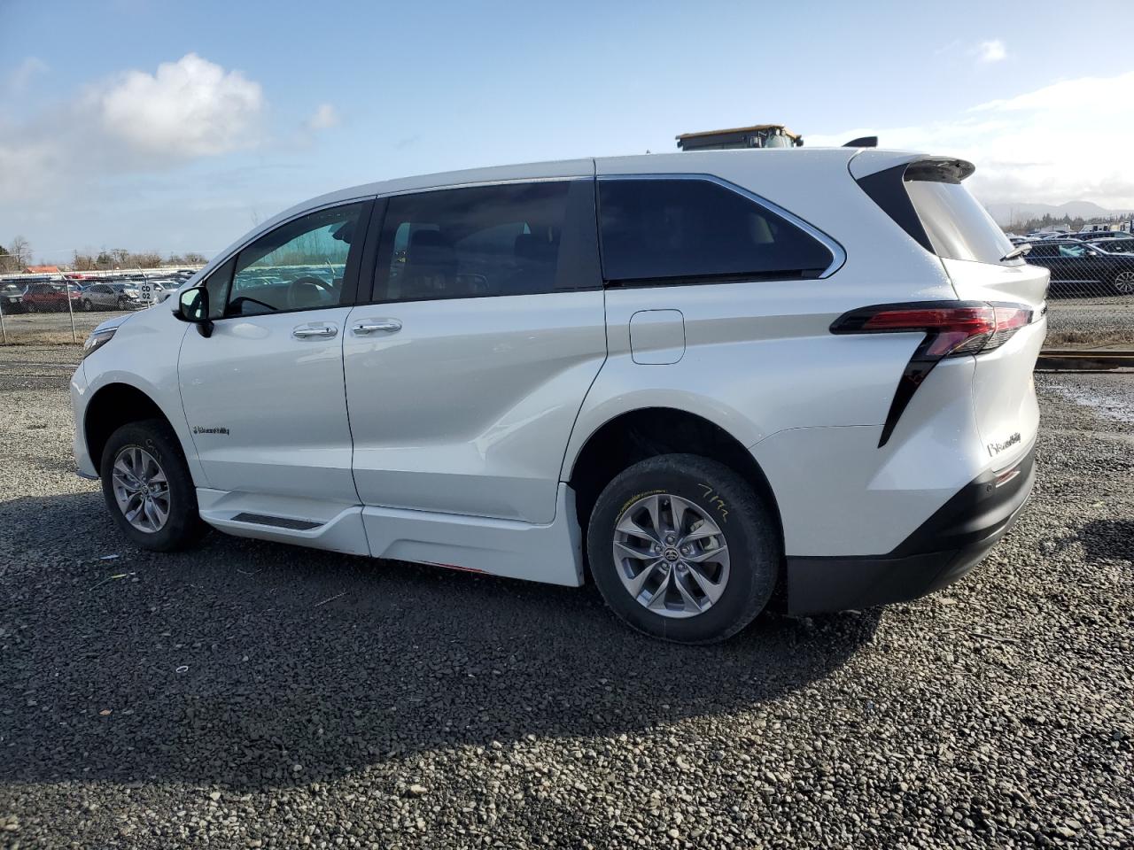 2022 TOYOTA SIENNA XLE VIN:5TDYRKEC1NS100250