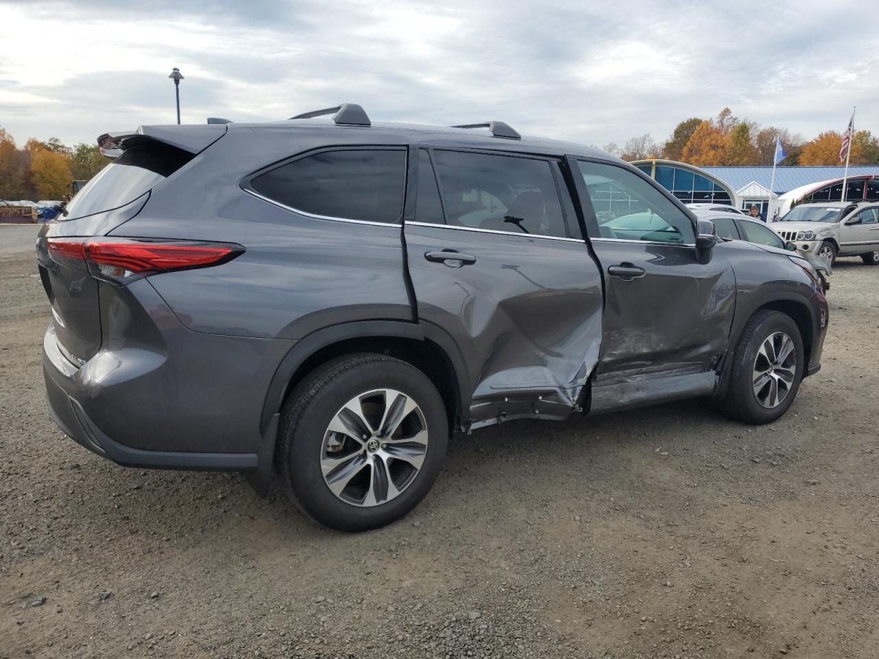2022 TOYOTA HIGHLANDER XLE VIN:5TDGZRBH2NS230171