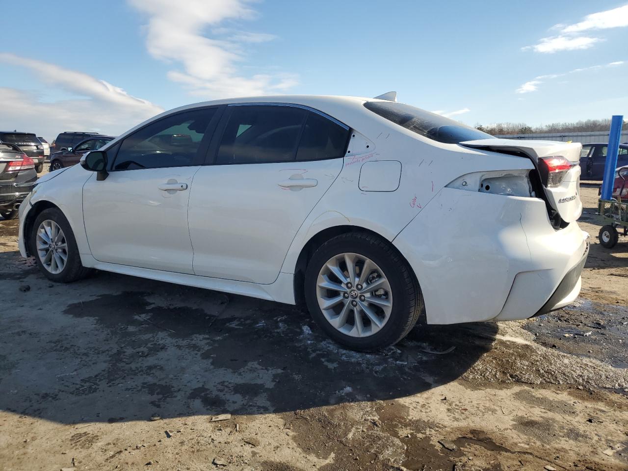 2022 TOYOTA COROLLA XLE VIN:5YFFPMAE9NP305579