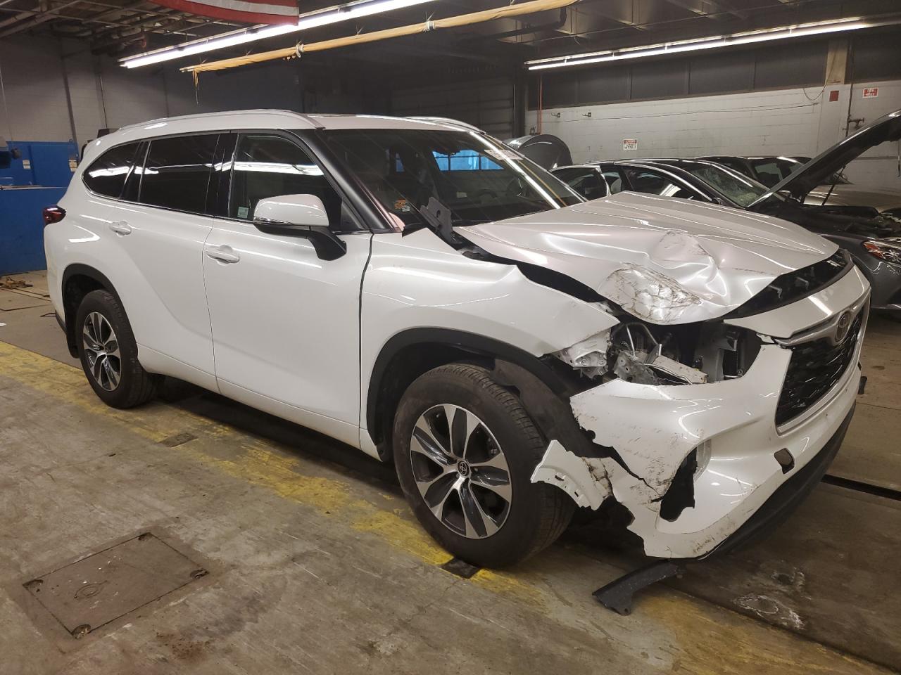 2022 TOYOTA HIGHLANDER XLE VIN:5TDGZRBH0NS560570