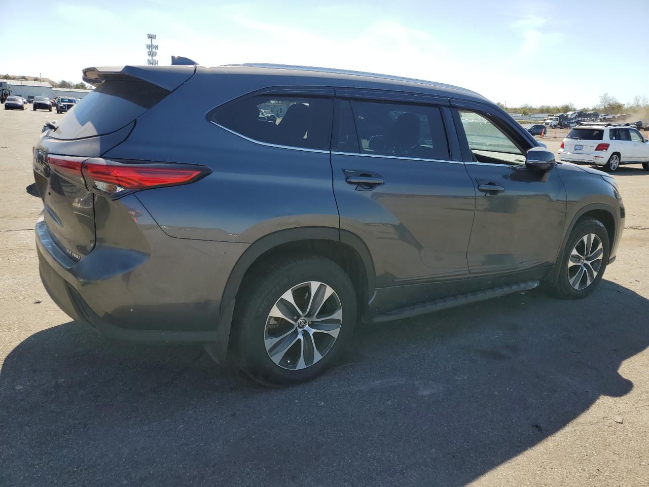 2022 TOYOTA HIGHLANDER XLE VIN:5TDGZRBH9NS224674