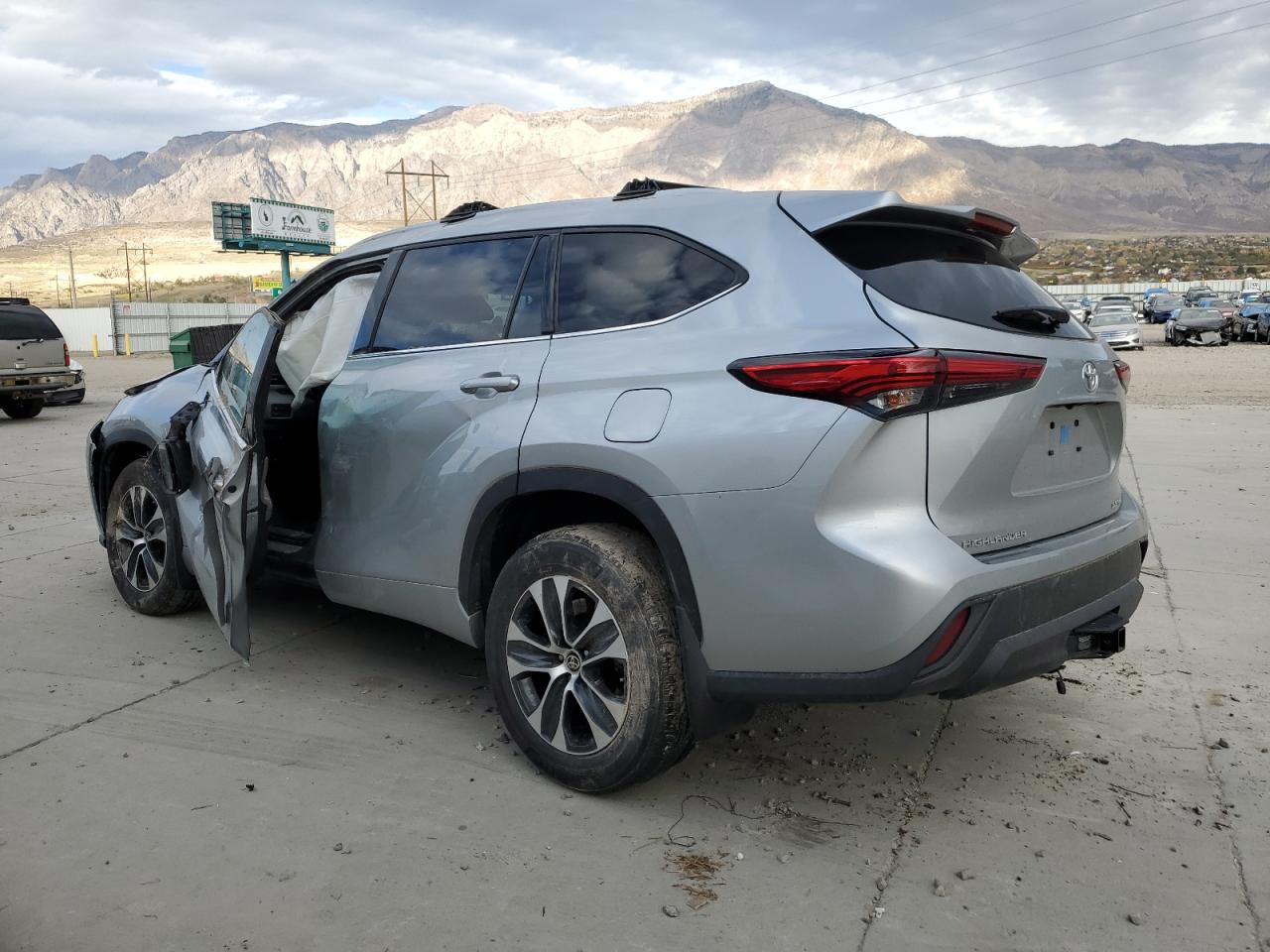 2022 TOYOTA HIGHLANDER XLE VIN:5TDGZRBH1NS176815