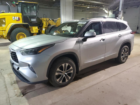 2022 TOYOTA HIGHLANDER XLE VIN:5TDGZRBH3NS565018