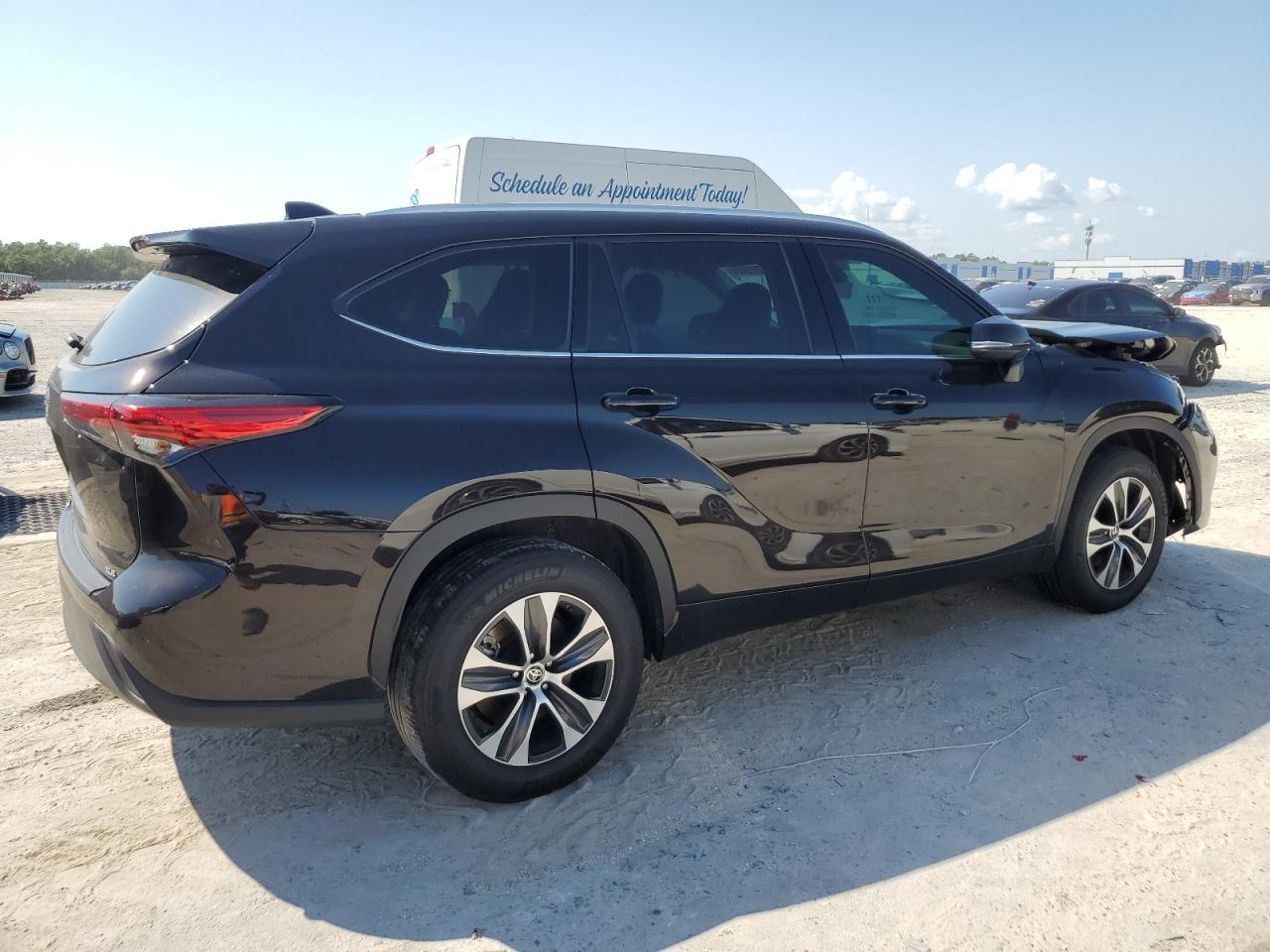 2022 TOYOTA HIGHLANDER XLE VIN:5TDHZRAH0NS098369