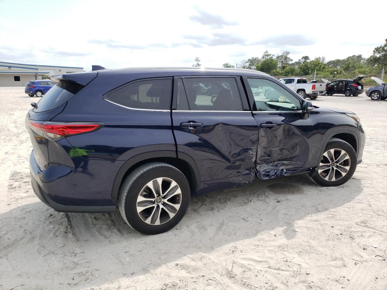 2022 TOYOTA HIGHLANDER XLE VIN:5TDGZRAHXNS094258