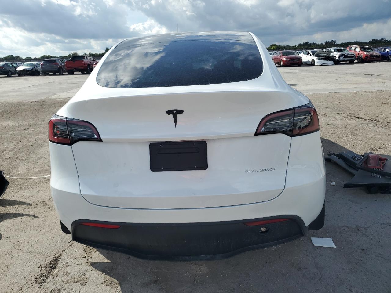 2024 TESLA MODEL Y  VIN:7SAYGDEE1RA282416