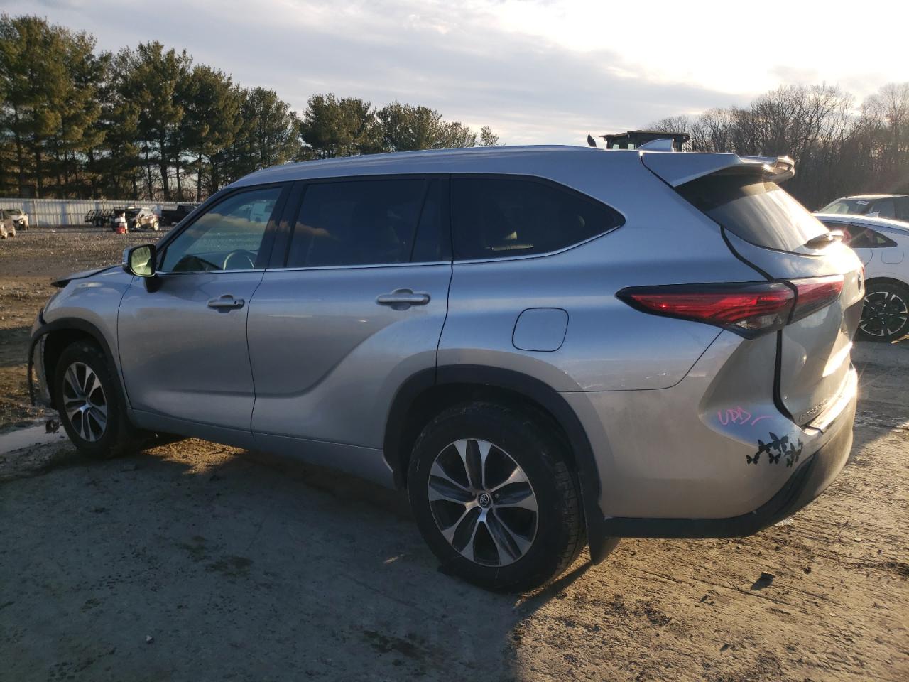2022 TOYOTA HIGHLANDER XLE VIN:5TDHZRBH5NS181892