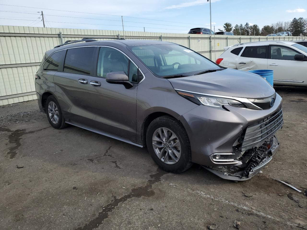 2022 TOYOTA SIENNA XLE VIN:5TDJSKFC4NS041571