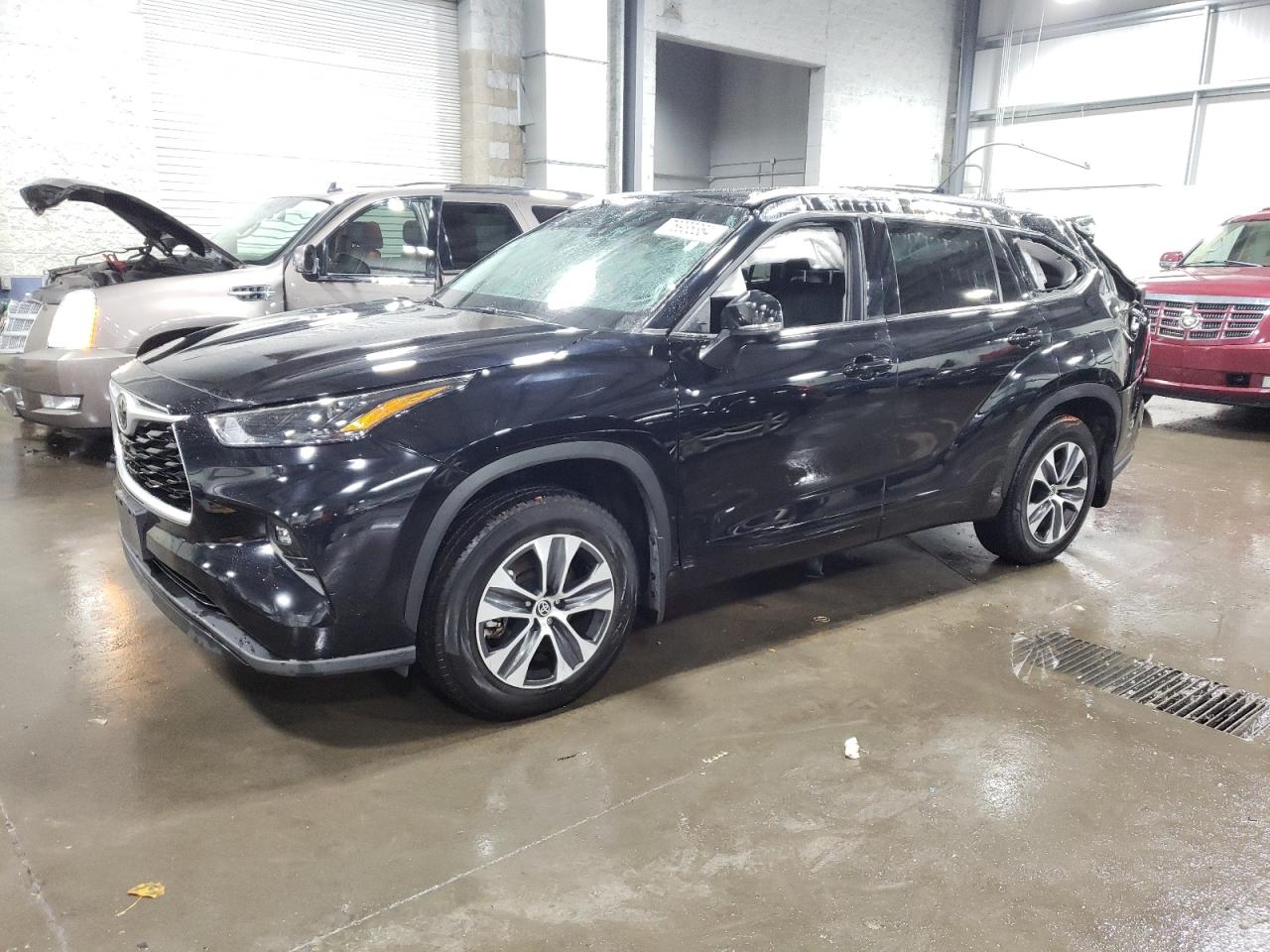 2022 TOYOTA HIGHLANDER XLE VIN:5TDGZRBH0NS595528