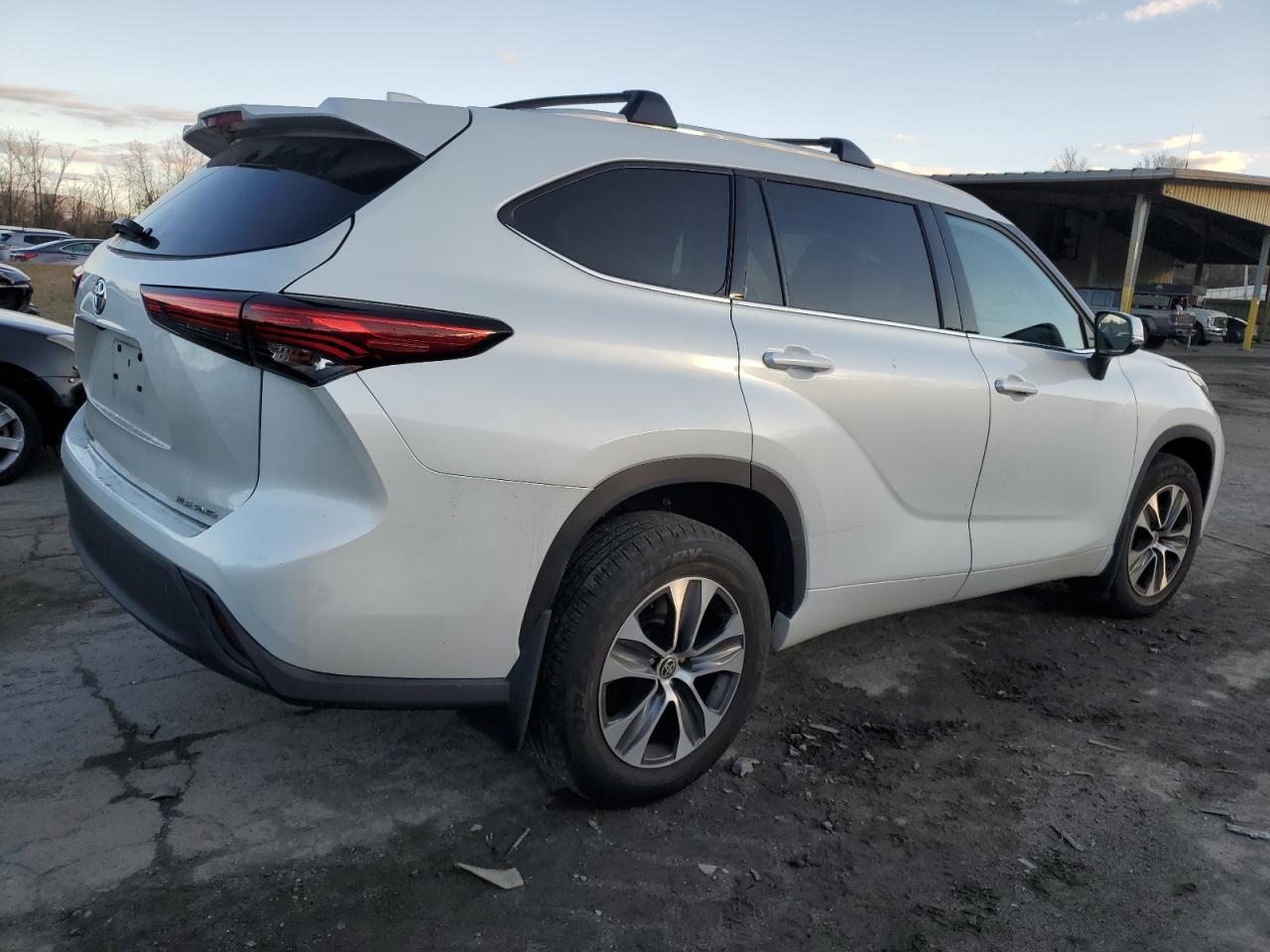 2022 TOYOTA HIGHLANDER XLE VIN:5TDGZRBH0NS590832