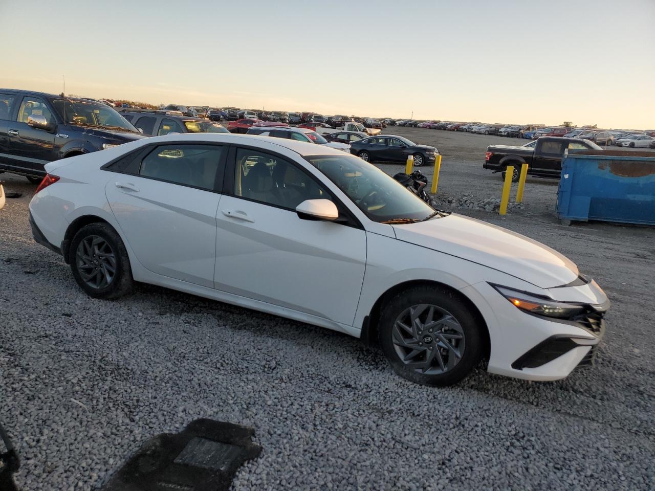 2024 HYUNDAI ELANTRA BLUE VIN:KMHLM4DJ3RU104575