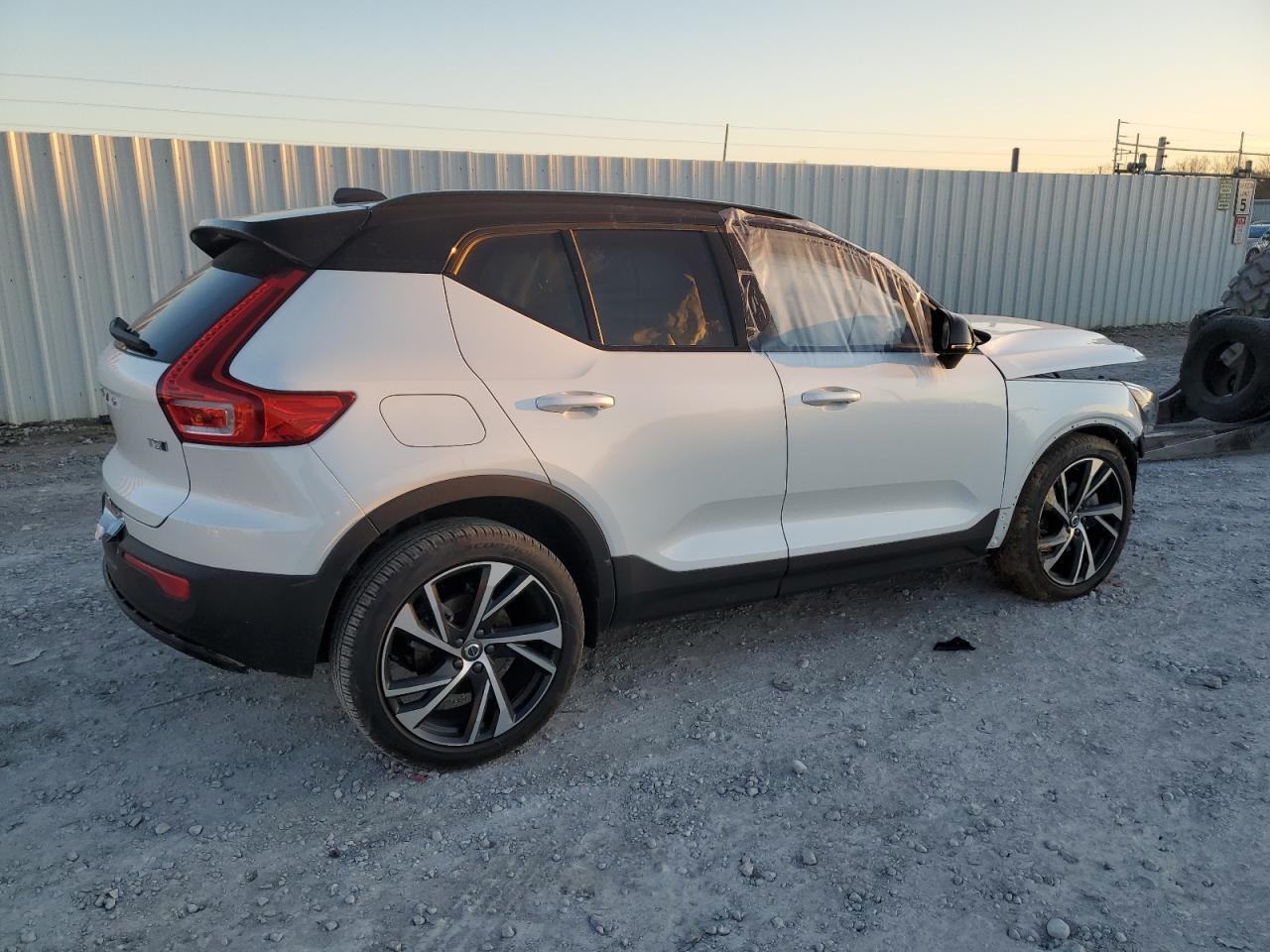 2022 VOLVO XC40 T5 R-DESIGN VIN:YV4162UM4N2693790