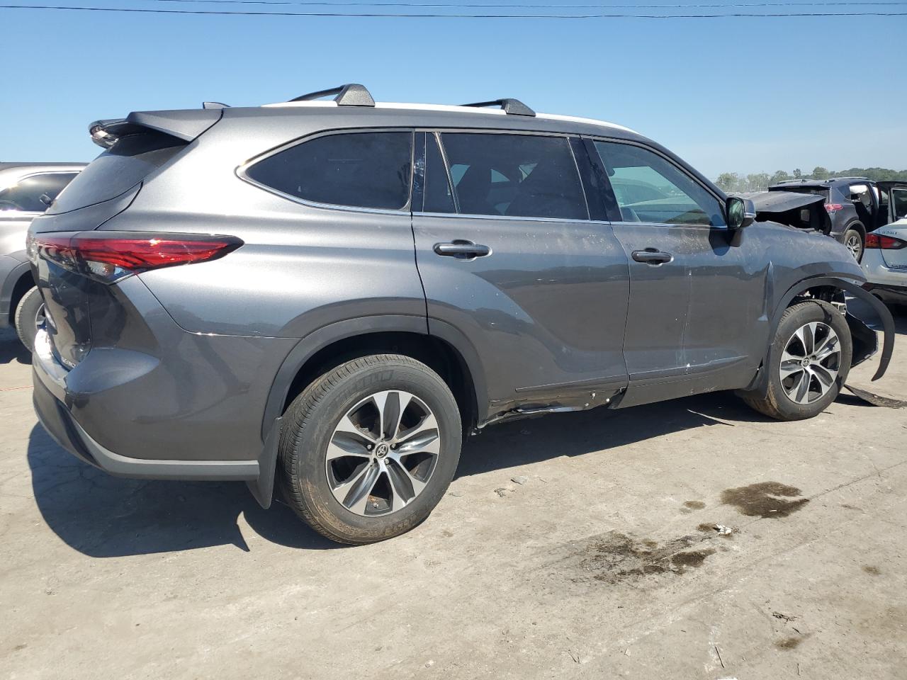 2022 TOYOTA HIGHLANDER XLE VIN:5TDHZRBH1NS244955