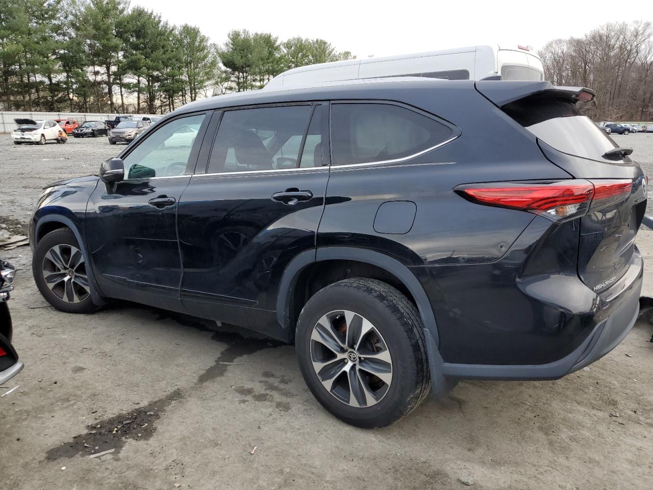 2022 TOYOTA HIGHLANDER XLE VIN:5TDGZRBH3NS570302