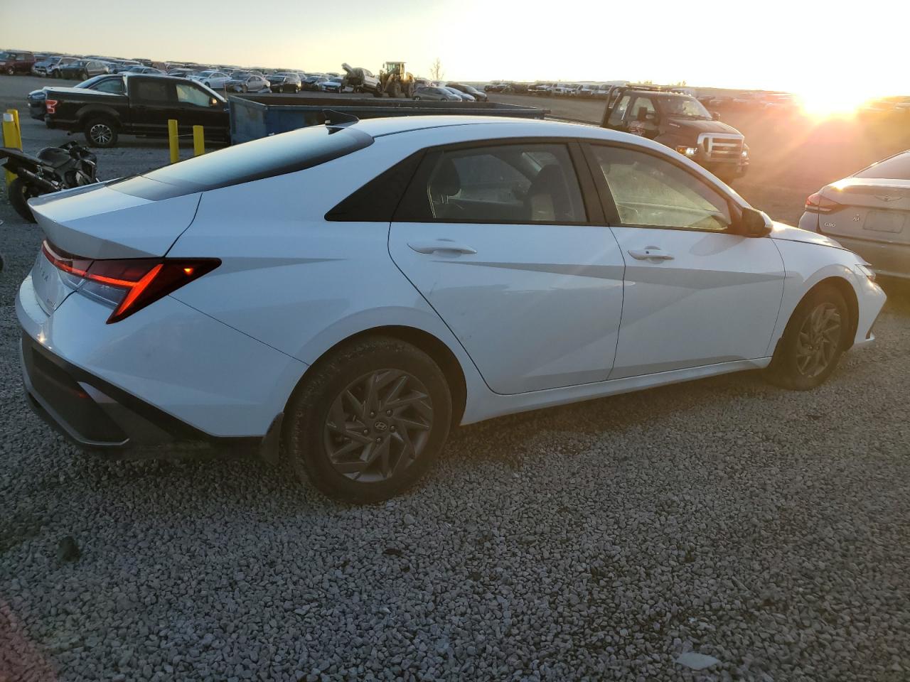 2024 HYUNDAI ELANTRA BLUE VIN:KMHLM4DJ3RU104575