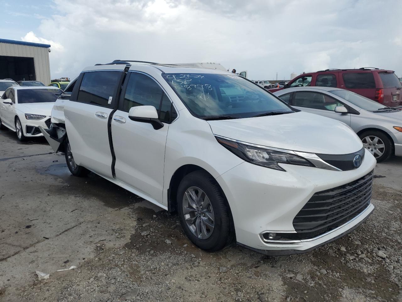 2024 TOYOTA SIENNA XLE VIN:5TDYRKEC0RS198998