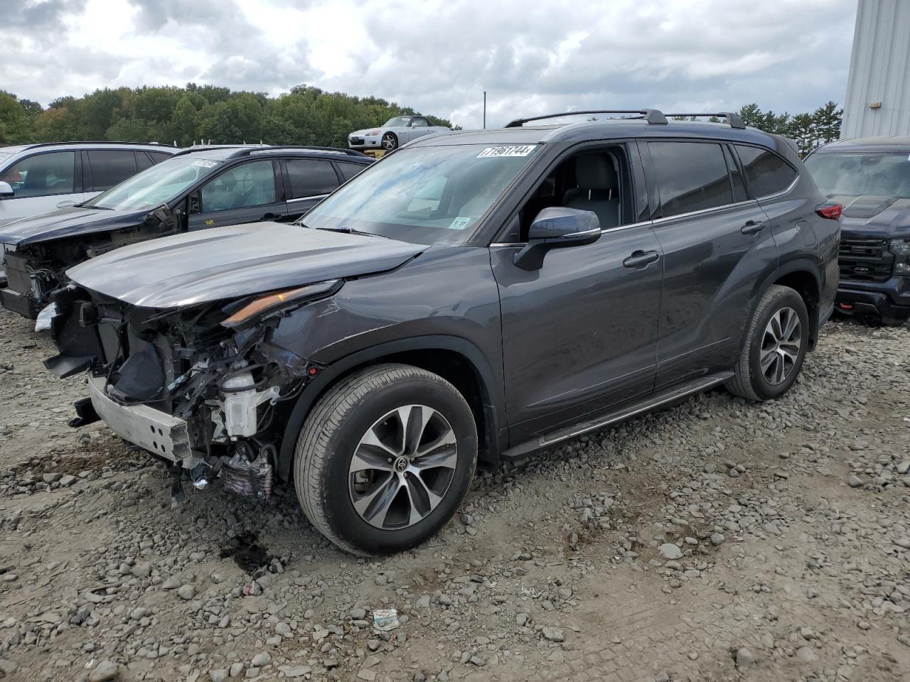 2022 TOYOTA HIGHLANDER XLE VIN:5TDHZRBH4NS217040