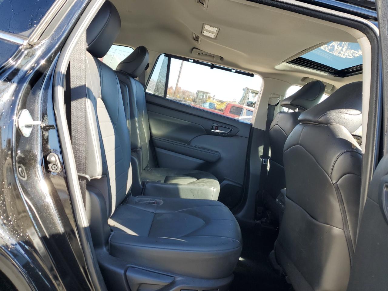 2022 TOYOTA HIGHLANDER XLE VIN:5TDGZRBH1NS579192