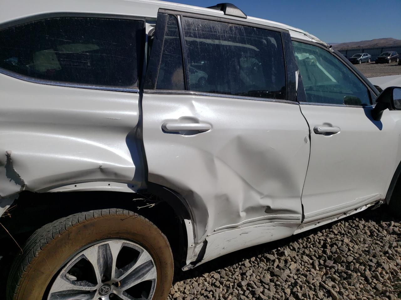 2022 TOYOTA HIGHLANDER XLE VIN:5TDHZRBH1NS191173