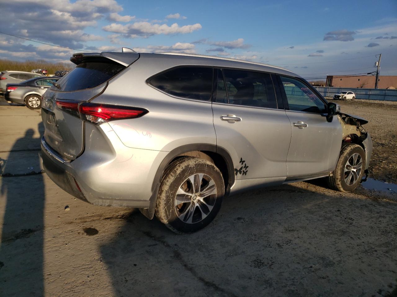 2022 TOYOTA HIGHLANDER XLE VIN:5TDHZRBH5NS181892