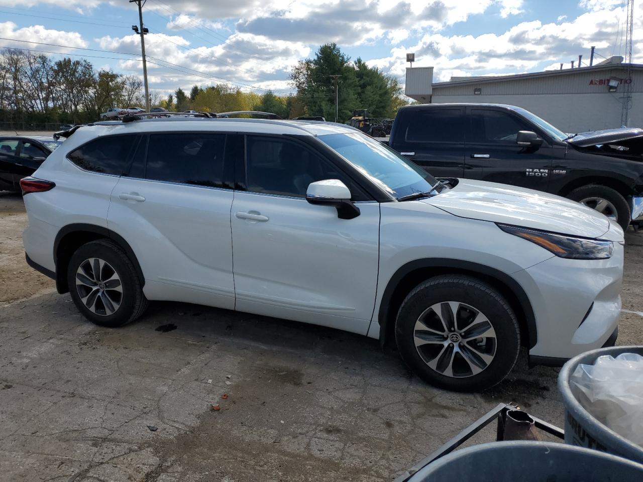 2022 TOYOTA HIGHLANDER XLE VIN:5TDGZRBH8NS244219