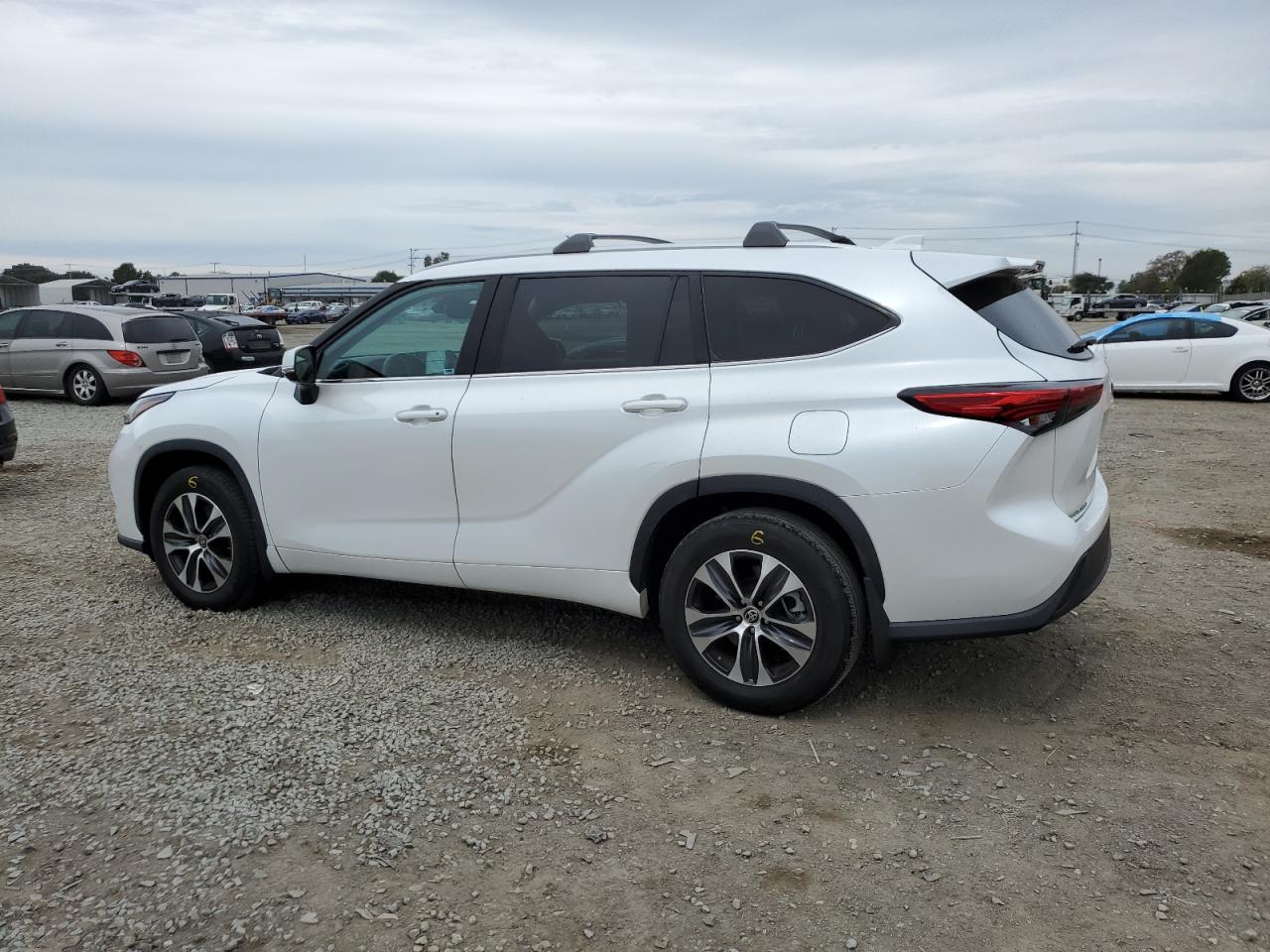 2022 TOYOTA HIGHLANDER XLE VIN:5TDHZRAH5NS549148