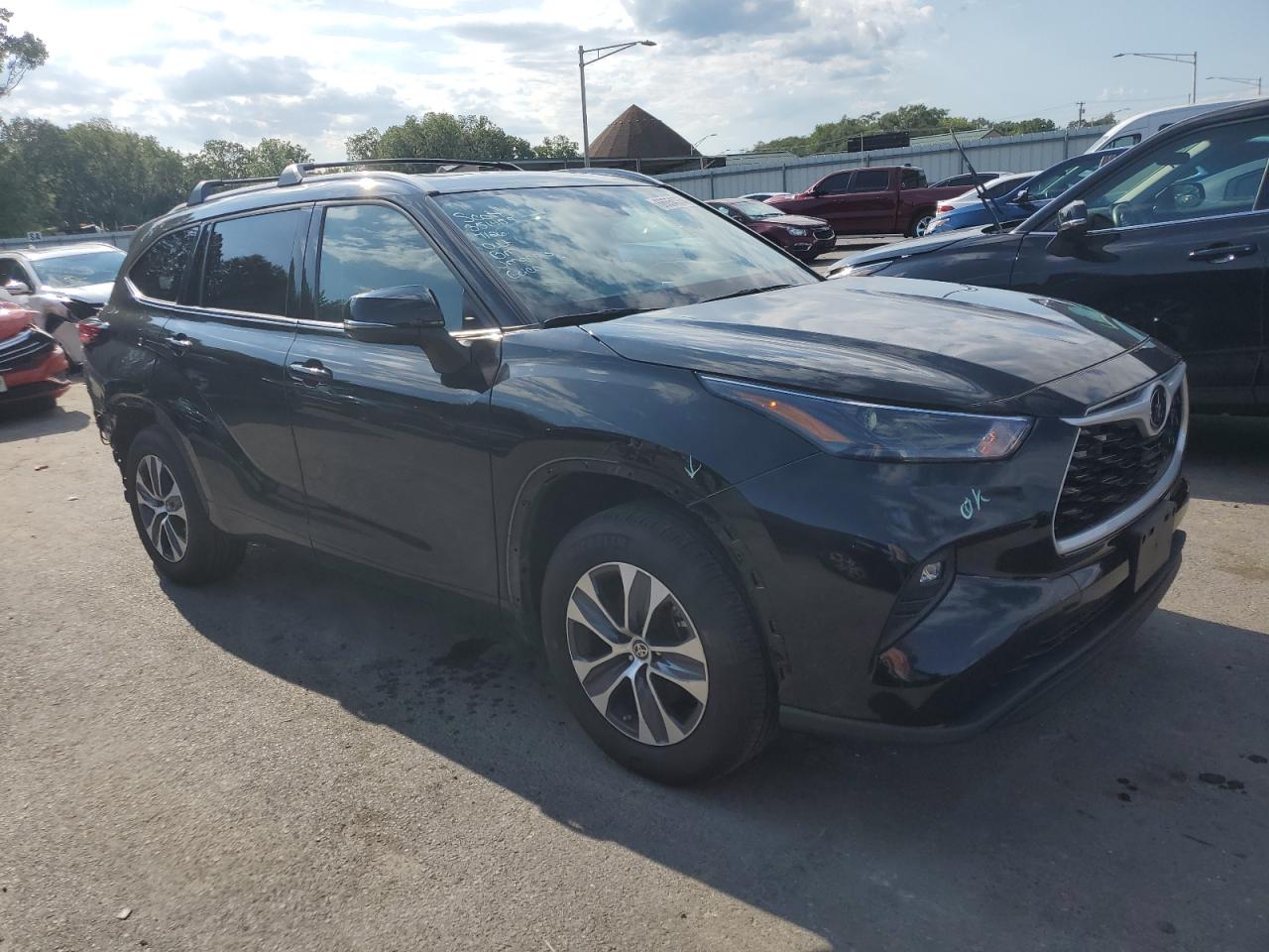 2022 TOYOTA HIGHLANDER XLE VIN:5TDHZRBH4NS581877