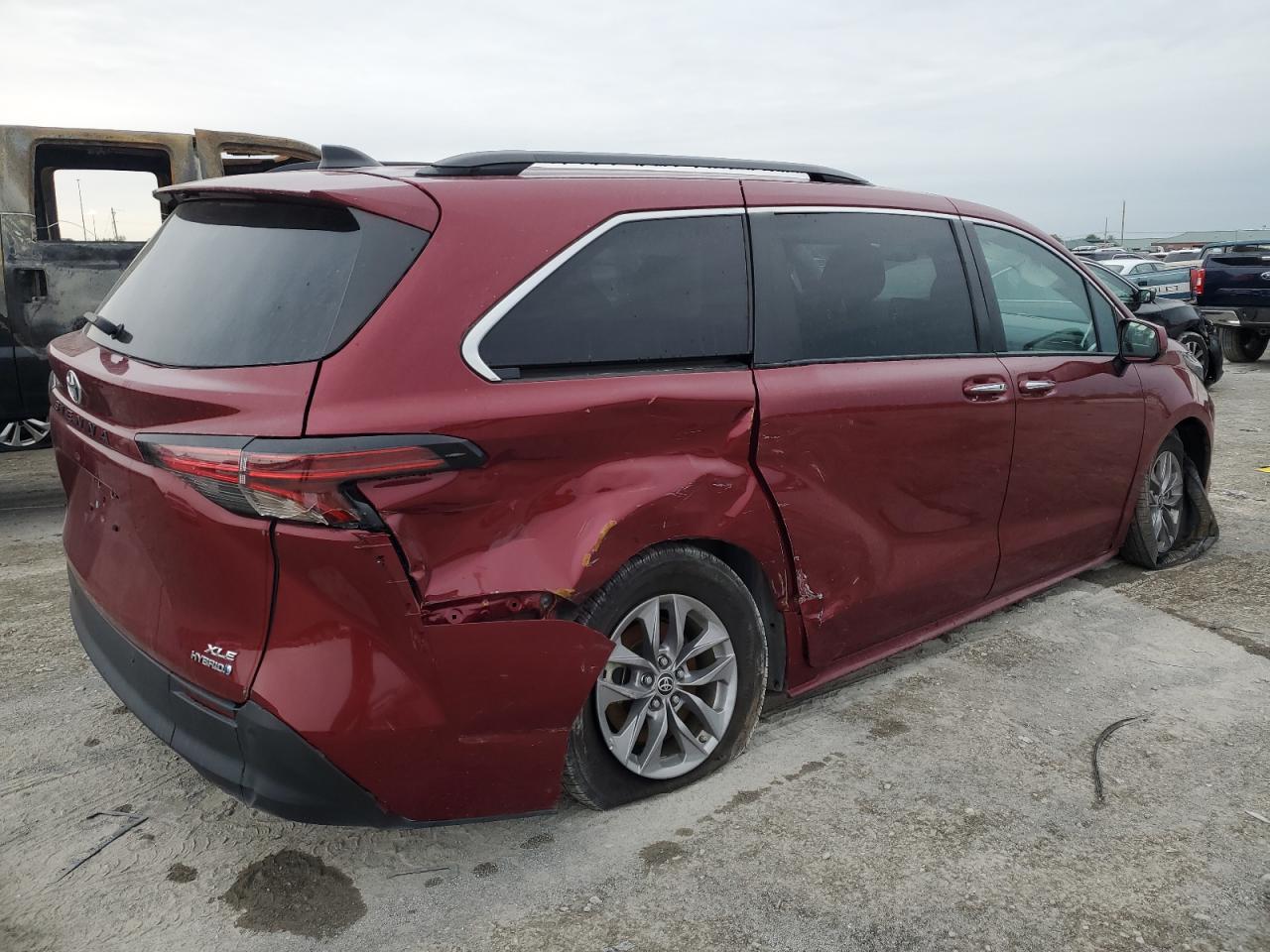 2022 TOYOTA SIENNA XLE VIN:5TDJRKEC6NS095189