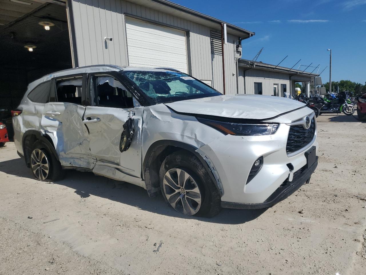 2022 TOYOTA HIGHLANDER XLE VIN:5TDGZRBHXNS243931