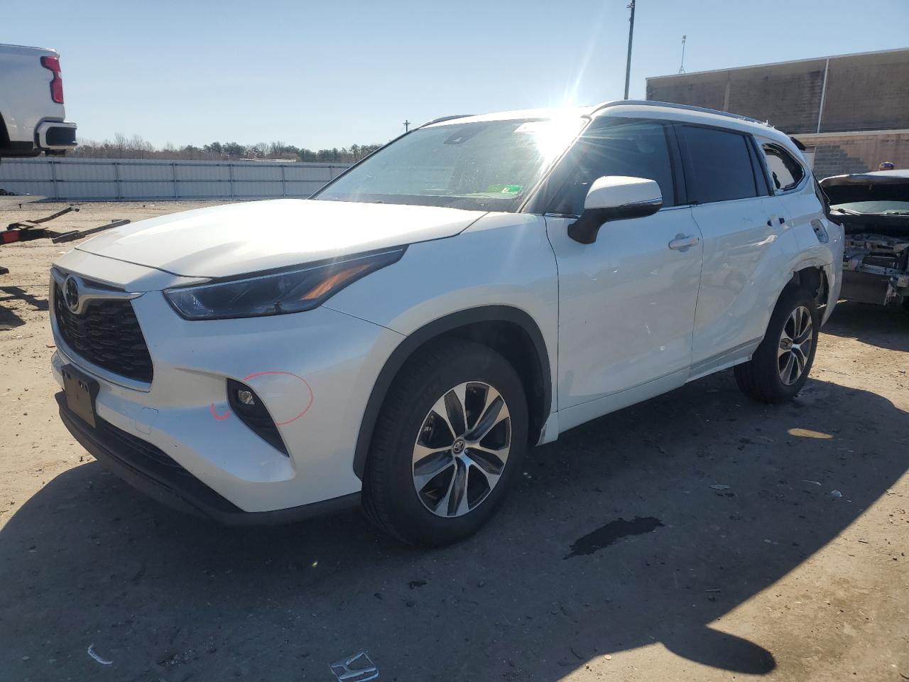 2022 TOYOTA HIGHLANDER XLE VIN:5TDGZRBH2NS573577