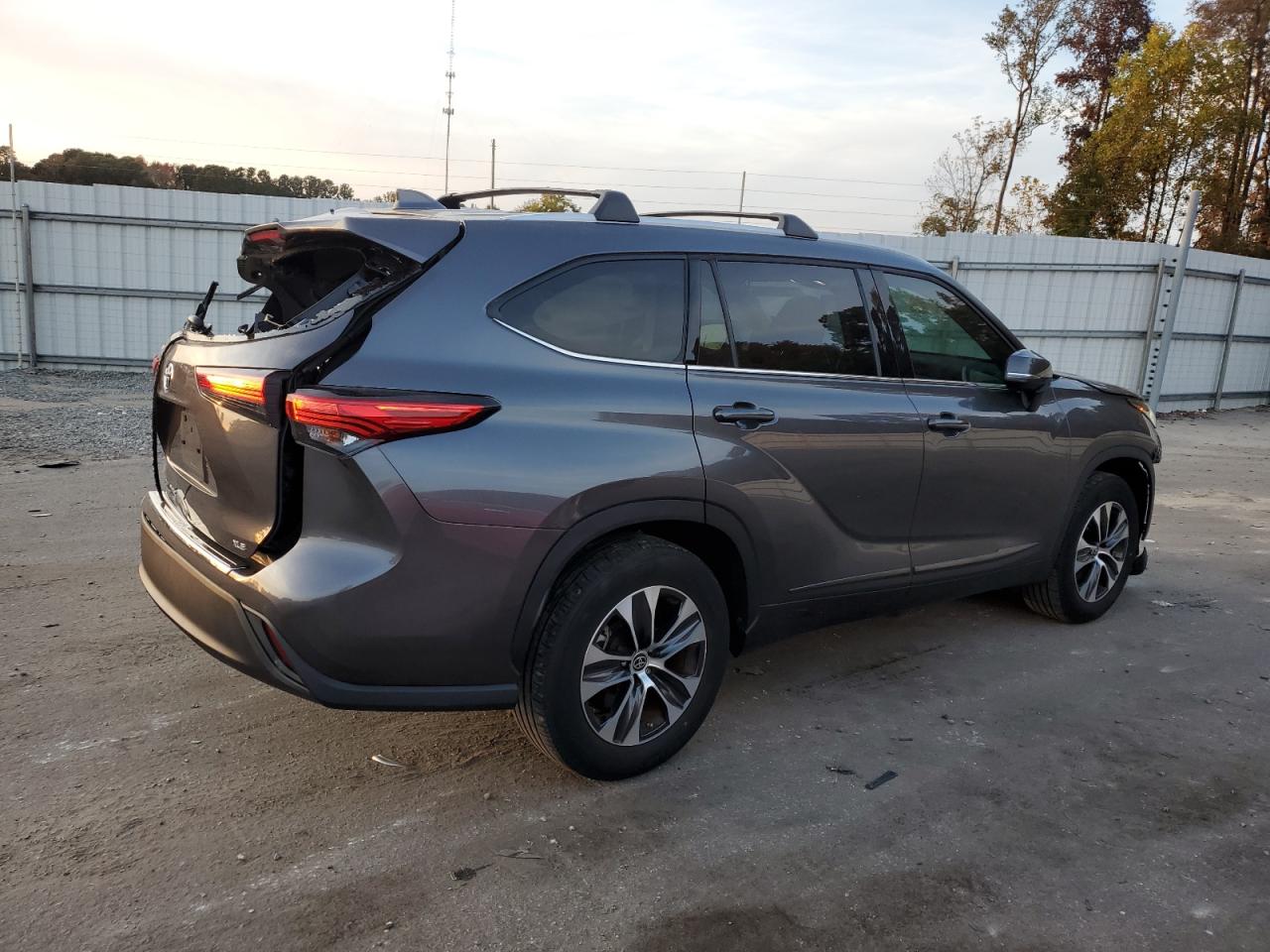 2022 TOYOTA HIGHLANDER XLE VIN:5TDHZRAH5NS098495