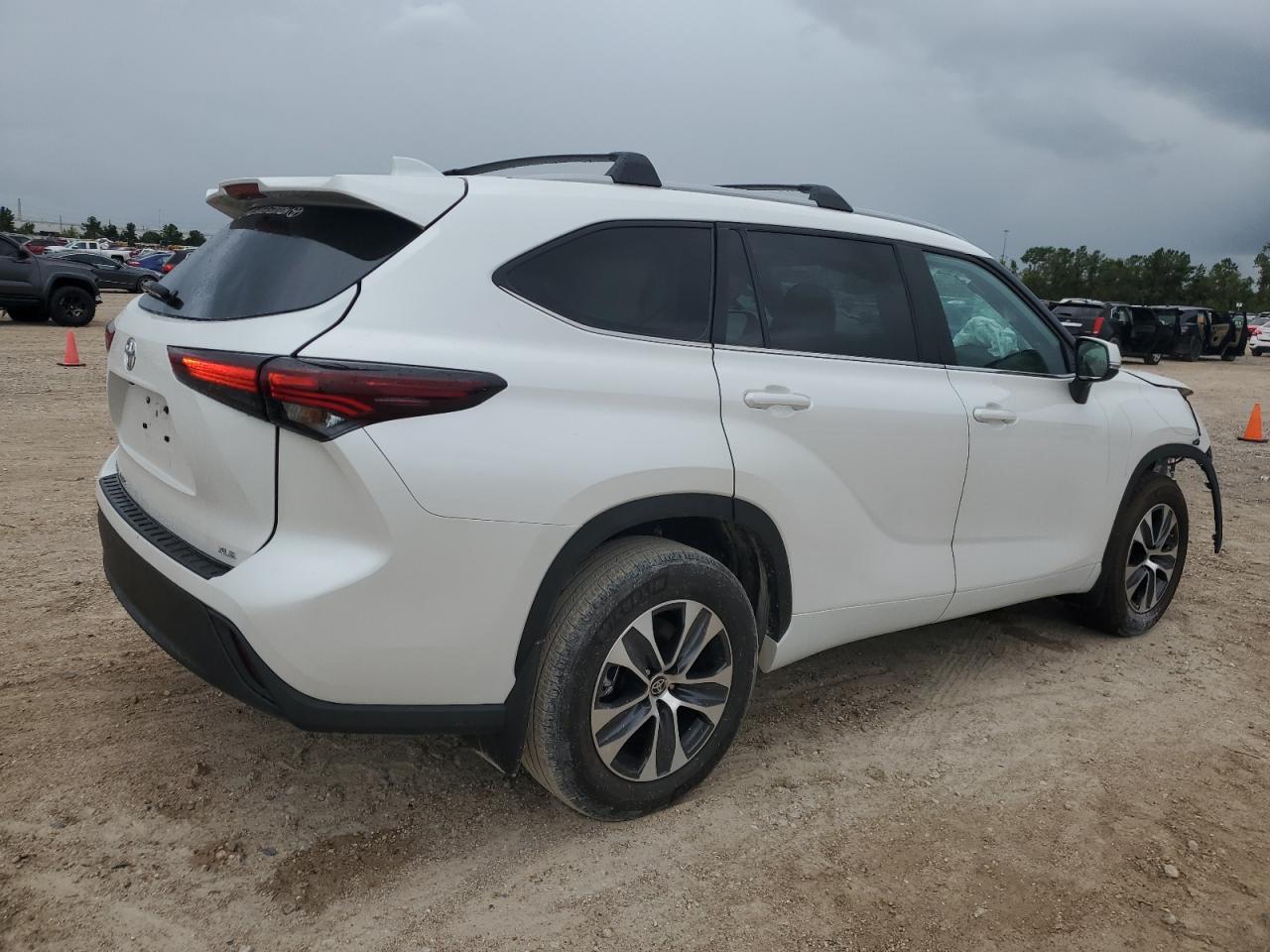 2024 TOYOTA HIGHLANDER LE VIN:5TDKDRAH8RS541197