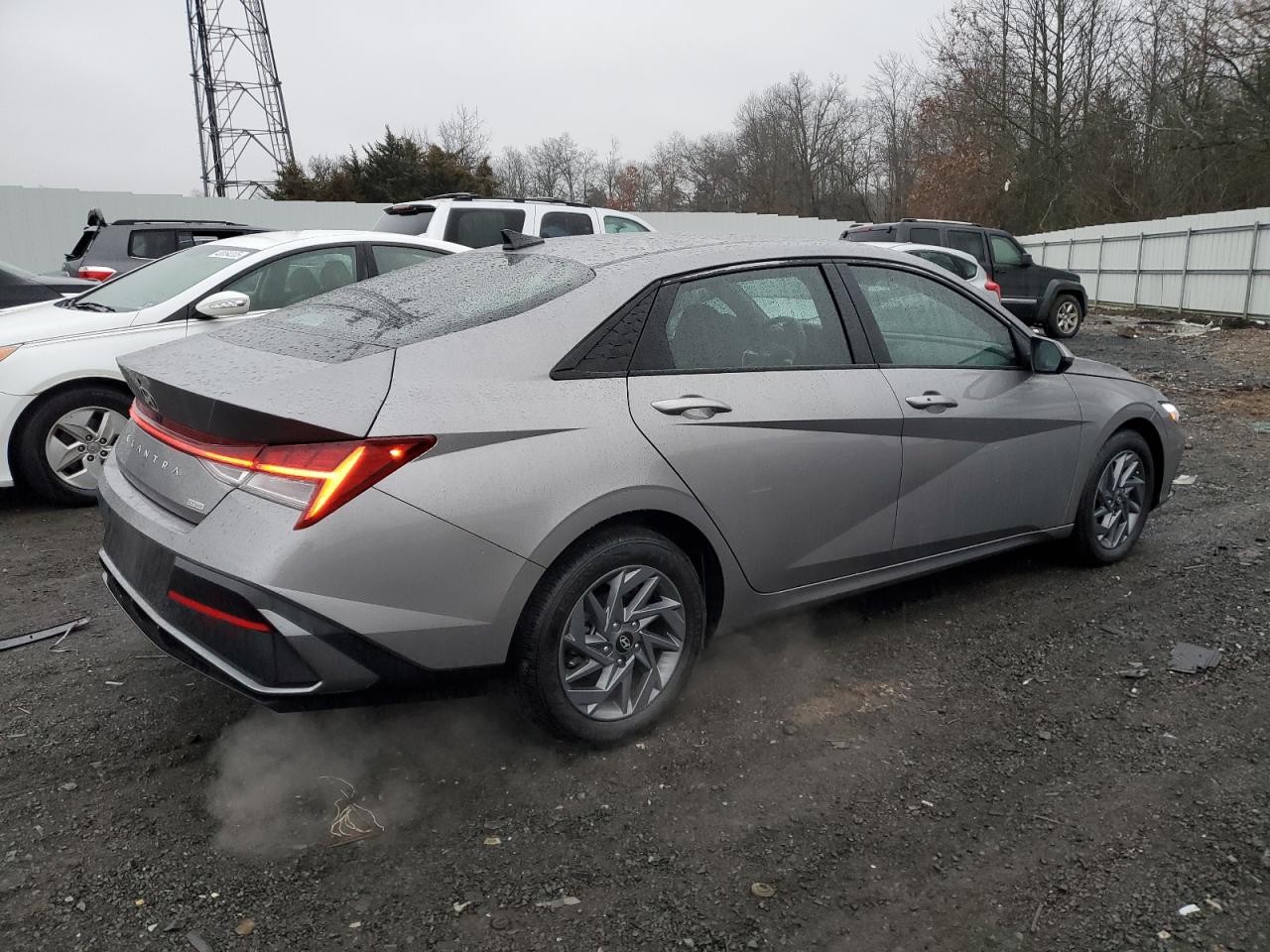 2024 HYUNDAI ELANTRA BLUE VIN:KMHLM4DJ2RU118192