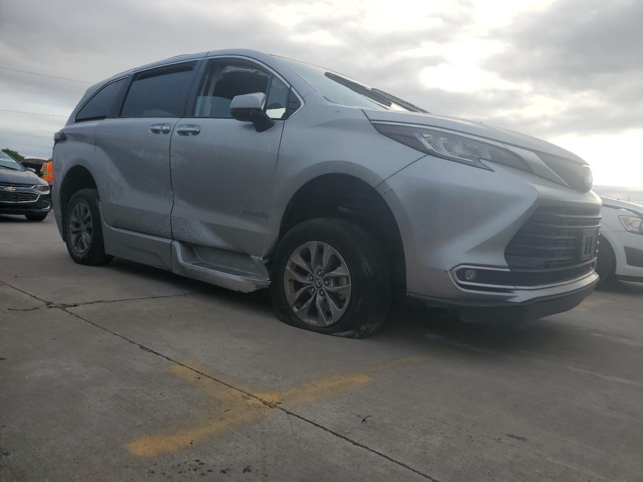 2022 TOYOTA SIENNA XLE VIN:5TDJRKEC1NS119821