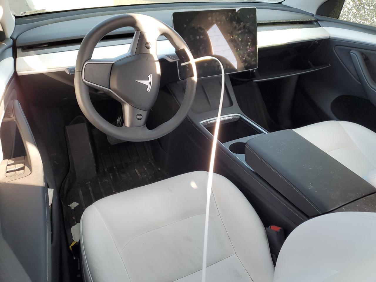 2024 TESLA MODEL Y  VIN:7SAYGDEEXRA234400