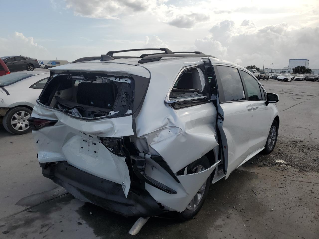 2024 TOYOTA SIENNA XLE VIN:5TDYRKEC0RS198998