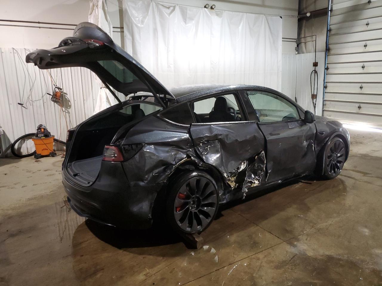 2024 TESLA MODEL Y  VIN:7SAYGDEF9RA281040