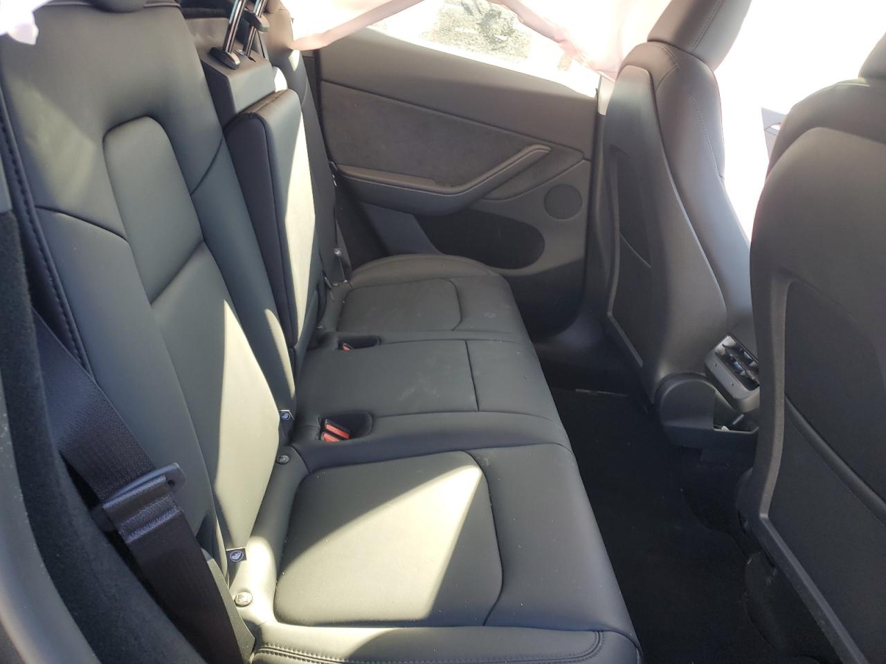 2024 TESLA MODEL Y  VIN:7SAYGDEE5RA322853