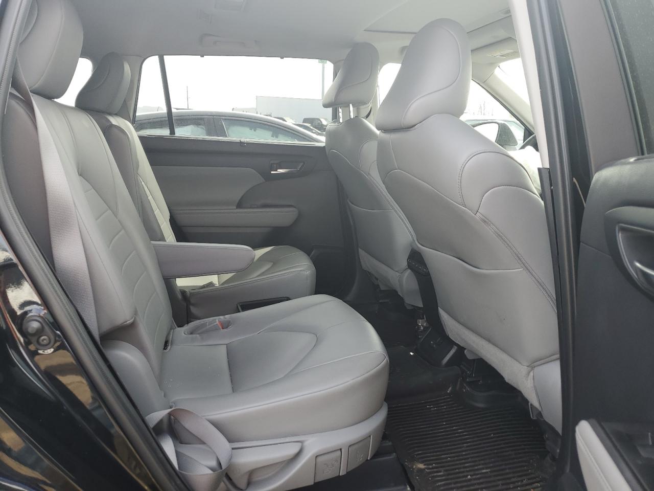 2022 TOYOTA HIGHLANDER XLE VIN:5TDGZRBH3NS575029