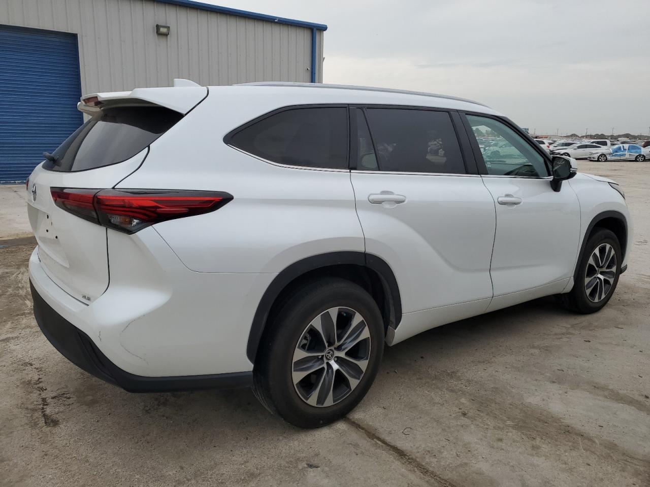 2022 TOYOTA HIGHLANDER XLE VIN:5TDGZRAH8NS538964