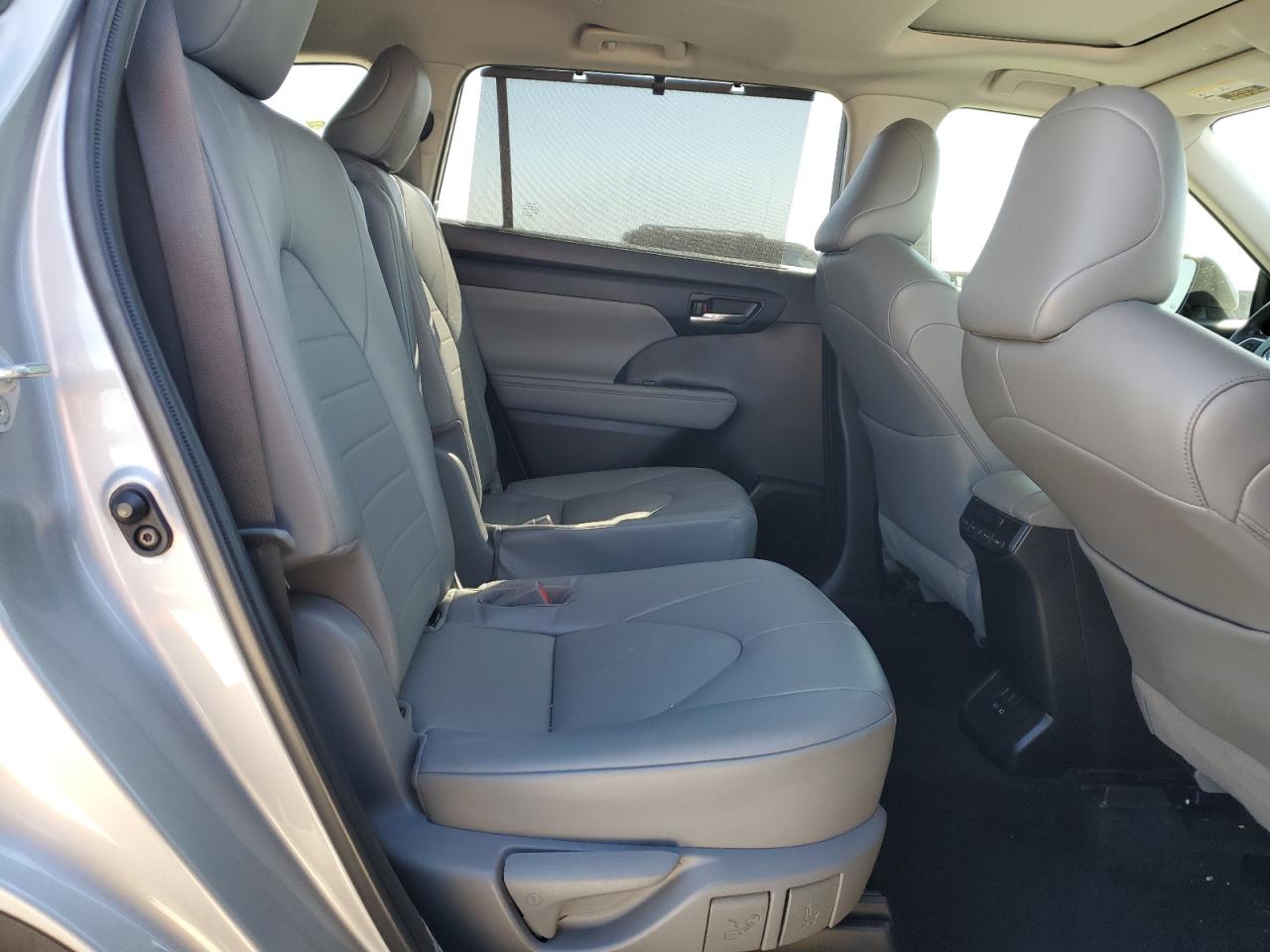2022 TOYOTA HIGHLANDER XLE VIN:5TDGZRAH7NS105782