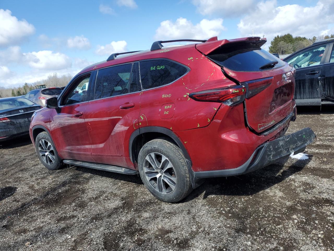 2022 TOYOTA HIGHLANDER XLE VIN:5TDGZRBH8NS582154
