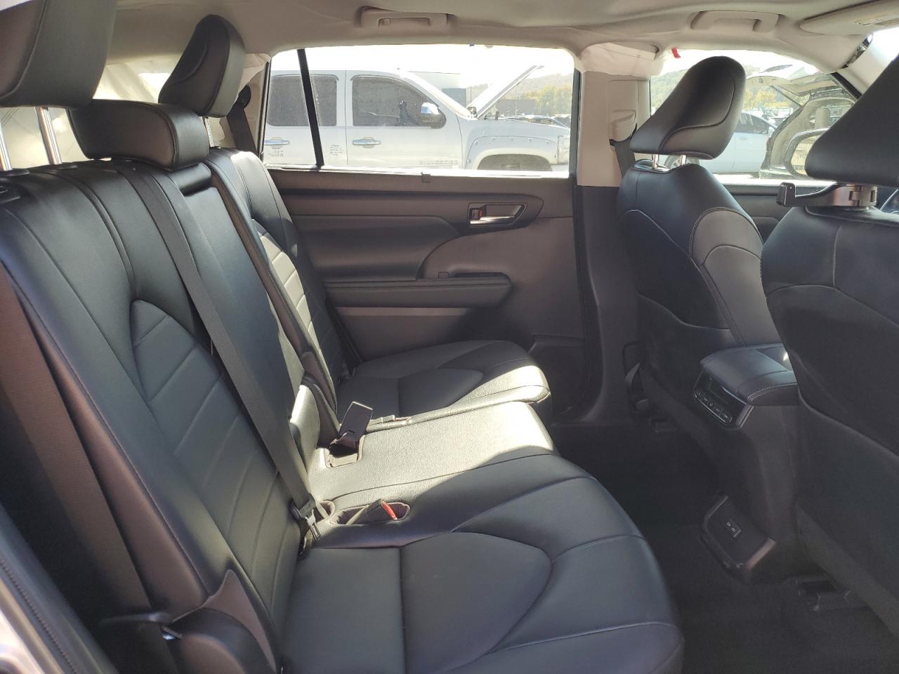2022 TOYOTA HIGHLANDER XLE VIN:5TDGZRBH3NS175925
