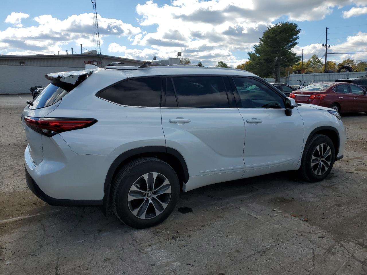 2022 TOYOTA HIGHLANDER XLE VIN:5TDGZRBH8NS244219