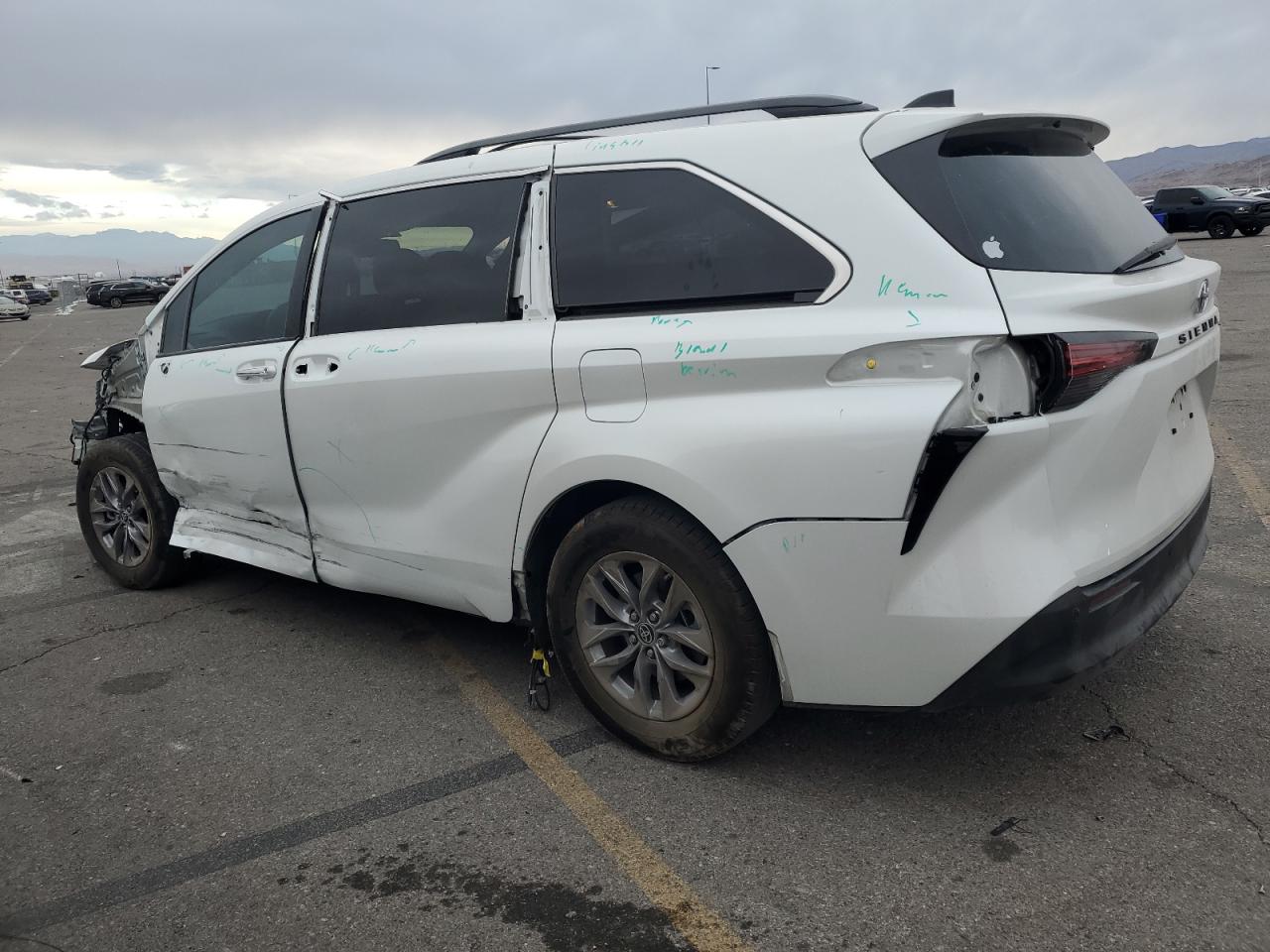 2022 TOYOTA SIENNA XLE VIN:5TDJRKEC2NS133436